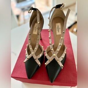 Valentino Garavani D’Orsay Leather Black/Beige Rockstud Pumps